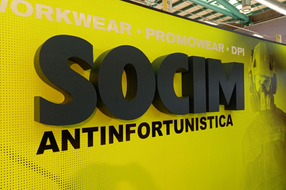 Insegna in polistirolo personalizzata per SOCIM S.p.A., installata presso stand fieristico nel settore anti-infortunistico