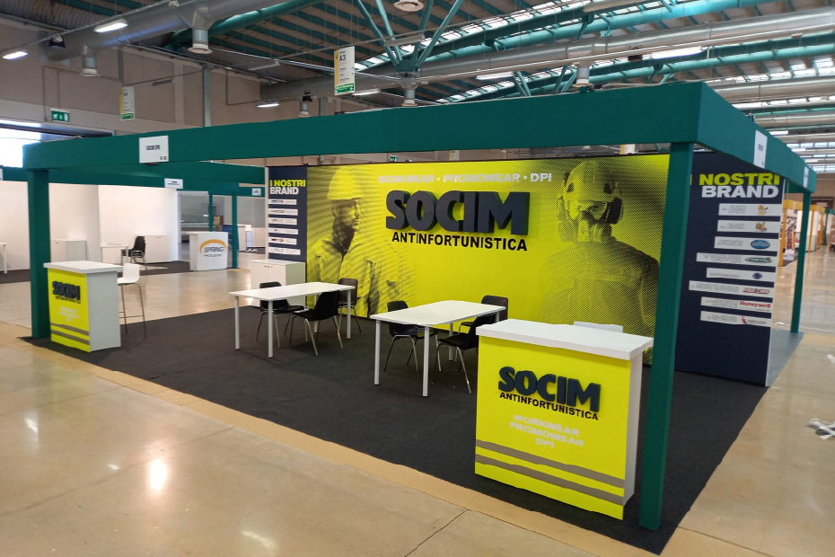 Insegna in polistirolo personalizzata per SOCIM S.p.A., installata presso stand fieristico nel settore anti-infortunistico