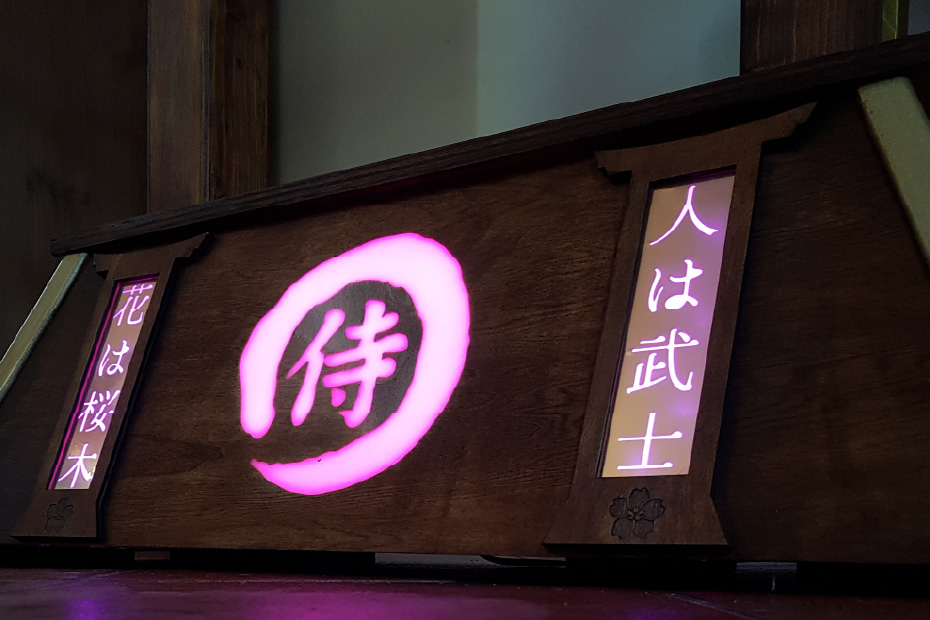 Dettaglio luci LED RGB su stand porta katane in legno ispirato ai torii giapponesi