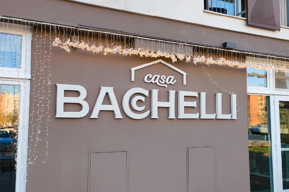 Insegna in polistirene ad alta densità rivestita in poliurea per il ristorante Casa Bacchelli a Ferrara