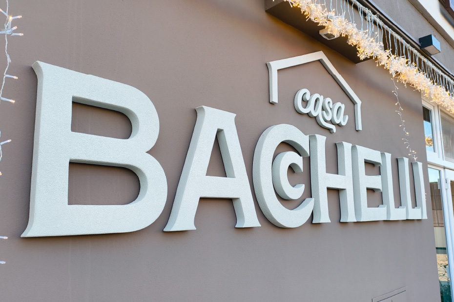 Dettaglio finitura poliurea su scritta in polistirene per insegna ristorante Casa Bacchelli