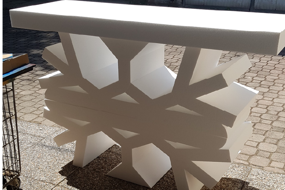 Tavoli in polistirene personalizzati per il convegno aziendale sui DPI, realizzati da Creativity Lab per Sottozero