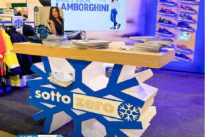 Tavoli in polistirene personalizzati per il convegno aziendale sui DPI, realizzati da Creativity Lab per Sottozero