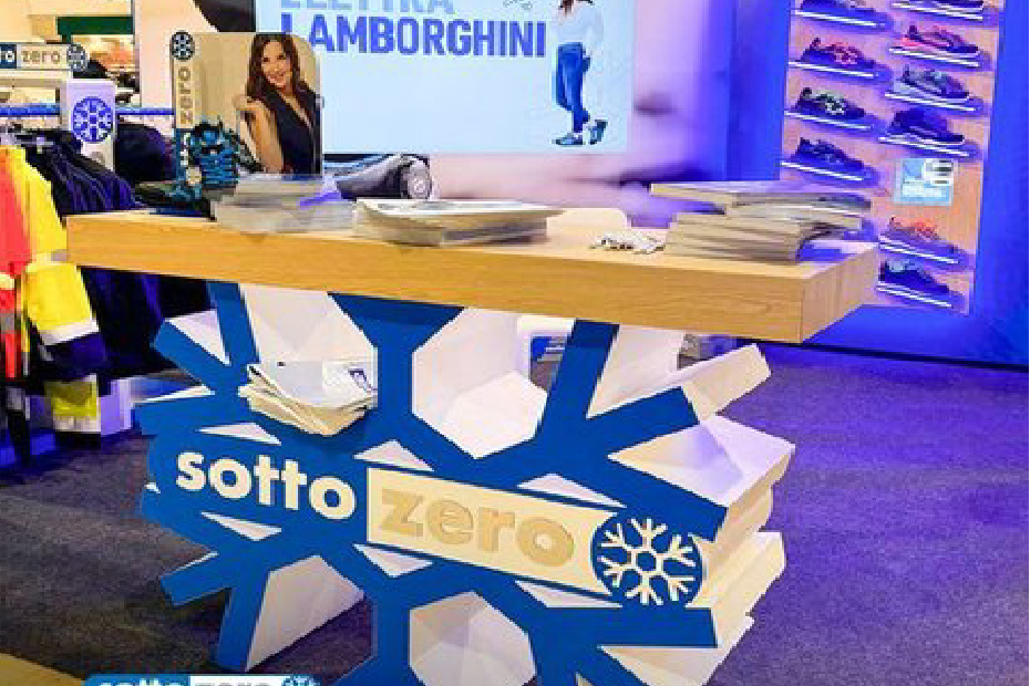 Tavoli in polistirene personalizzati per il convegno aziendale sui DPI, realizzati da Creativity Lab per Sottozero